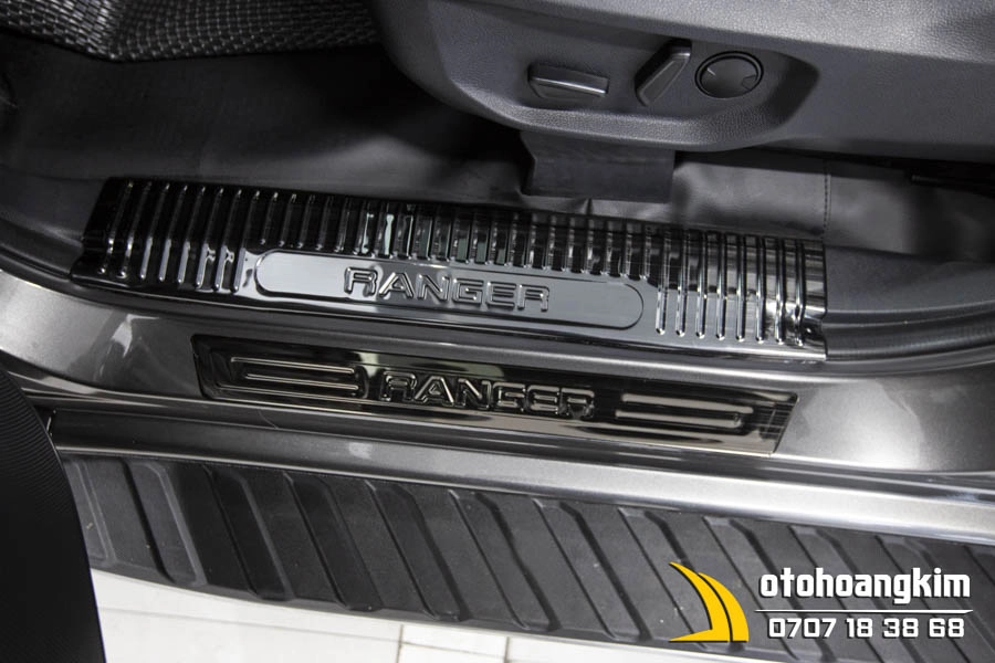 Nẹp Bước Chân Ngoài Ford Ranger 2022+ Titan - Ảnh 1