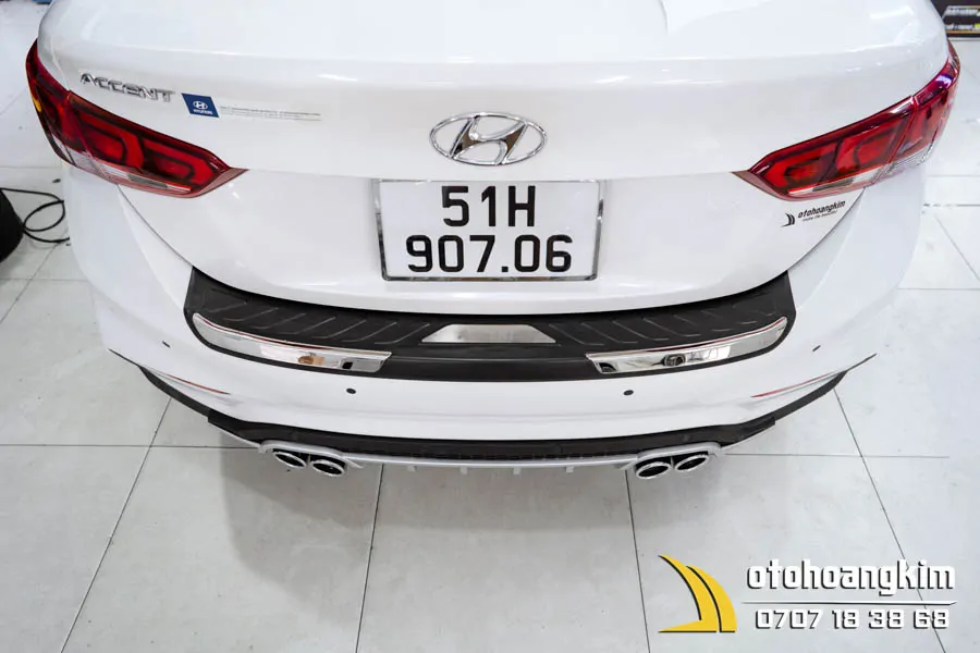 Chống trầy cốp sơn Hyundai Accent [2018-2020] nhựa đen - Ảnh 2