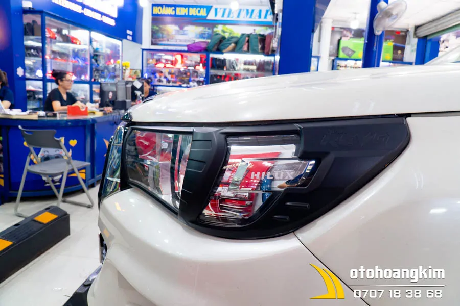 Viền đèn trước Toyota Hilux 2020 đen - Ảnh 3