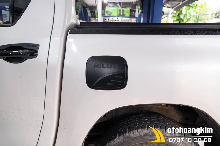 Nắp xăng Toyota Hilux đen - Ảnh 2