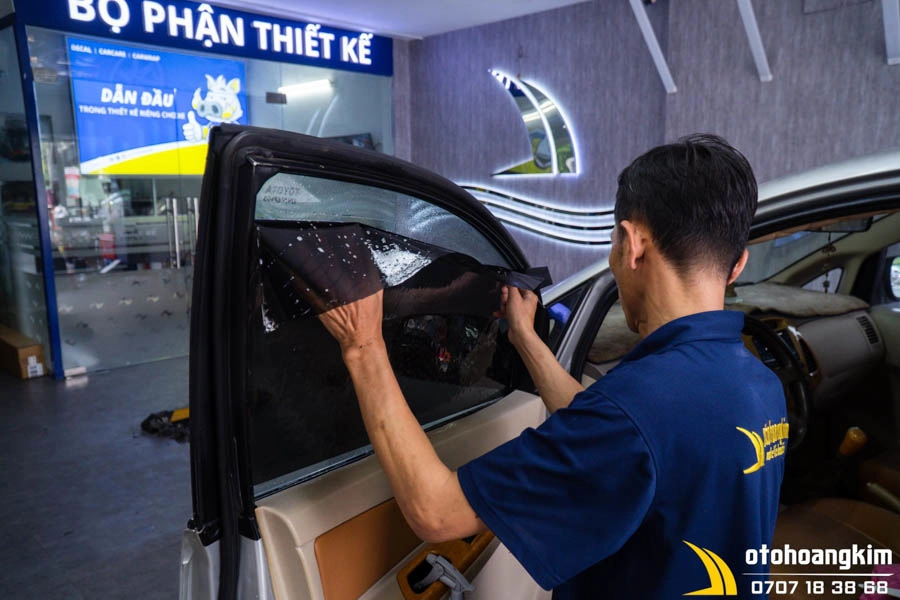 Dán phim cách nhiệt 3M kính hông Toyota Innova - Ảnh 1