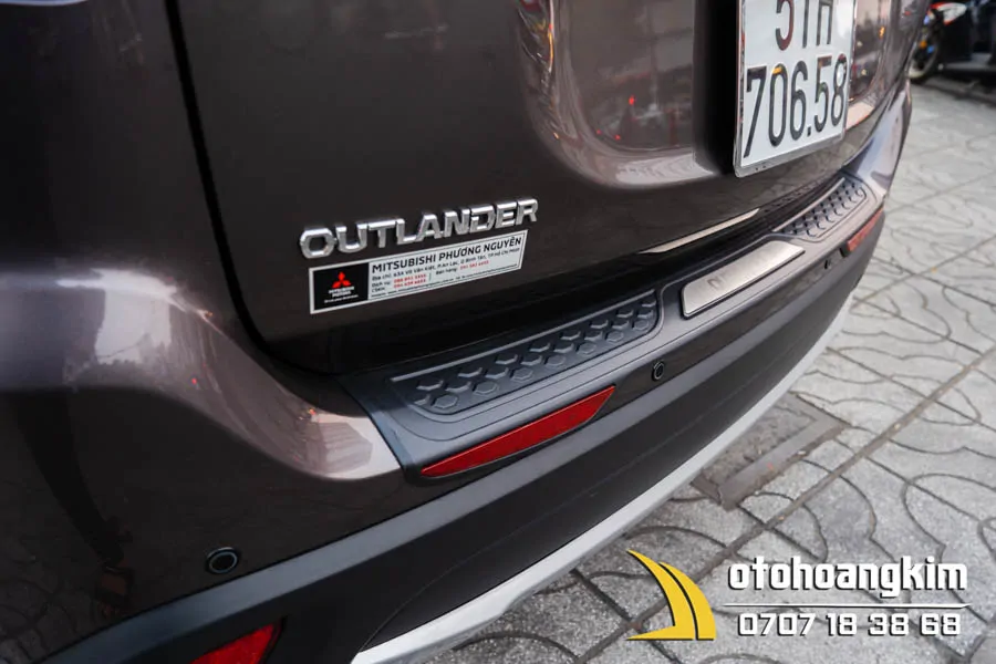 Chống trầy cốp sơn Mitsubishi Outlander nhựa đen - Ảnh 2