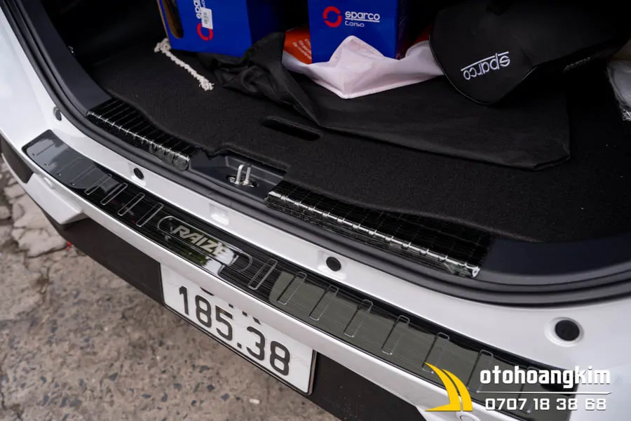 Chống trầy cốp nhựa Toyota Raize 2021 titan - Ảnh 2