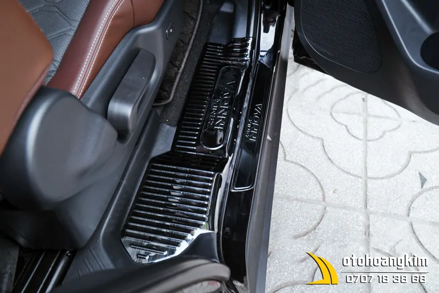 Nẹp Bước Chân Ngoài Toyota Innova 2023+ Titan - Ảnh 3