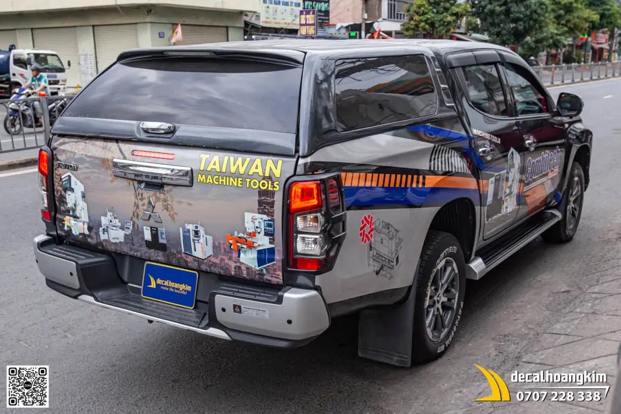 Tem Quảng Cáo Combitech Trên Xe Bán Tải Mitsubishi Triton - Ảnh 2