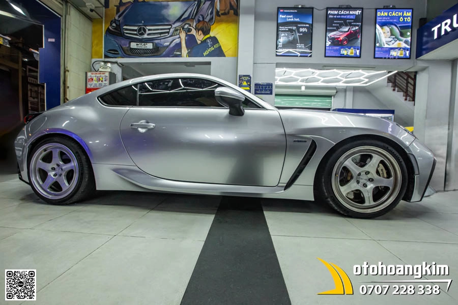 Subaru BRZ dán đổi màu bạc Chrome - Ảnh 1