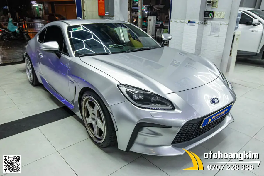 Subaru BRZ dán đổi màu bạc Chrome - Ảnh 2