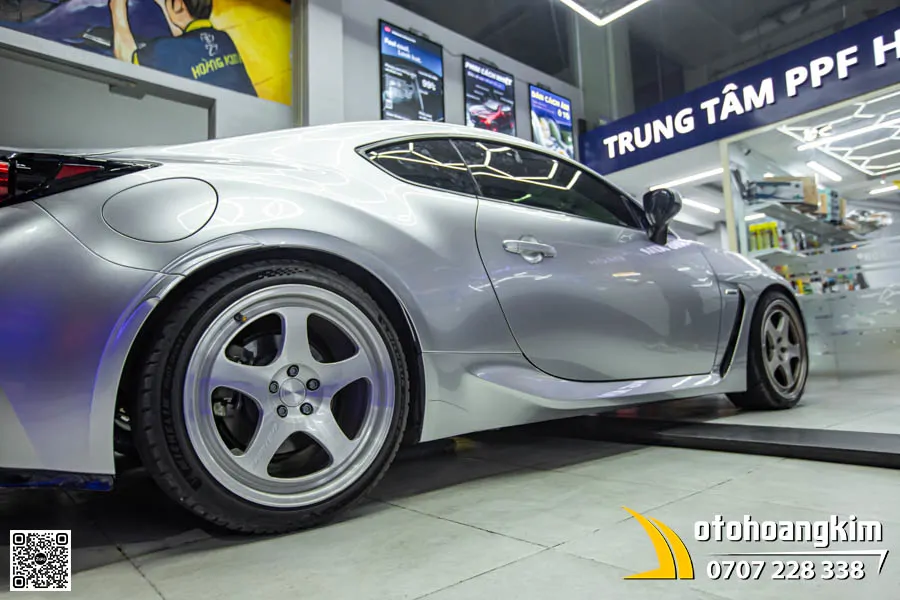 Subaru BRZ dán đổi màu bạc Chrome - Ảnh 6