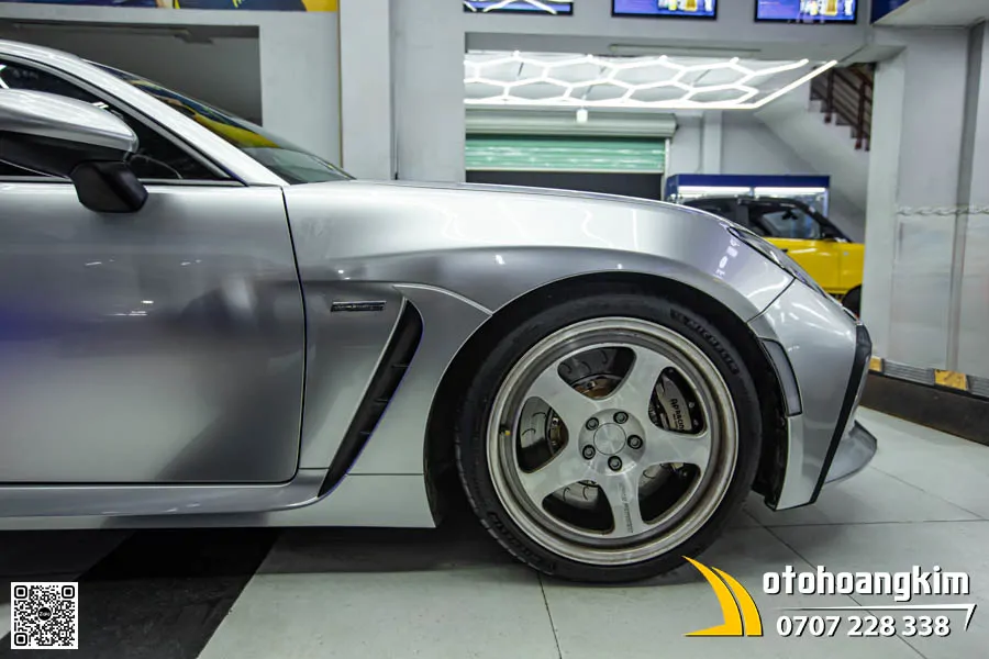 Subaru BRZ dán đổi màu bạc Chrome - Ảnh 7