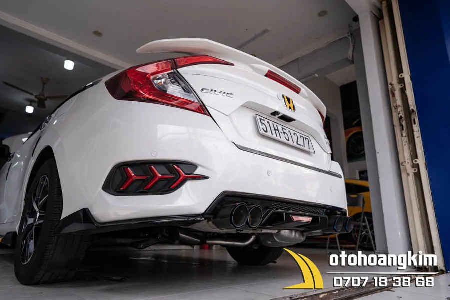 Pô Akrapovic đôi nâng cấp xe Honda Civic - Ảnh 2