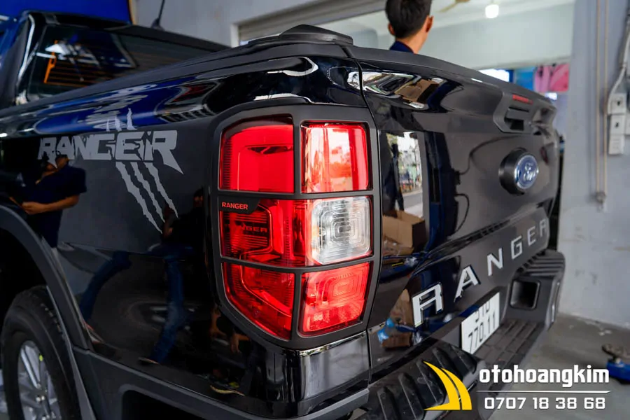 Viền đèn sau Ford Ranger XLS XLT 2022 đen - Ảnh 2
