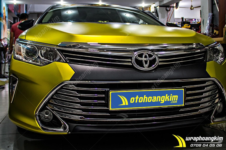 Dán đổi màu vàng mờ Toyota Camry - Ảnh 1