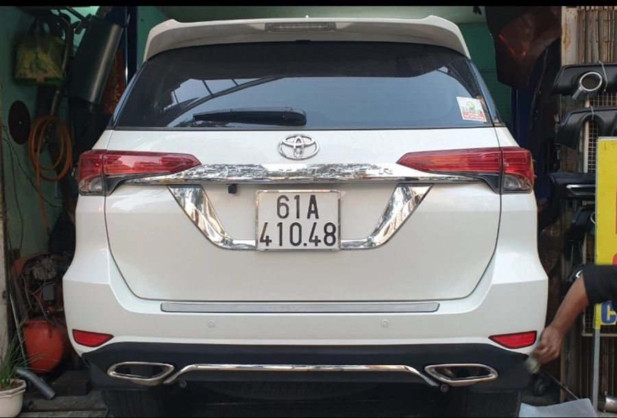 Lip Chia Pô Toyota Fortuner - Ảnh 1