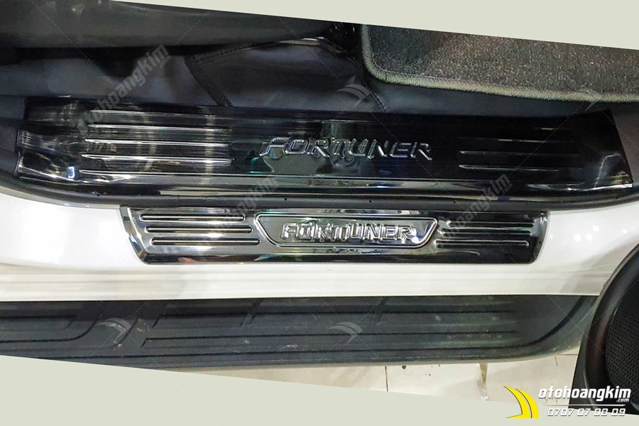 Nẹp Bước Chân Ngoài Toyota Fortuner Titan - Ảnh 1