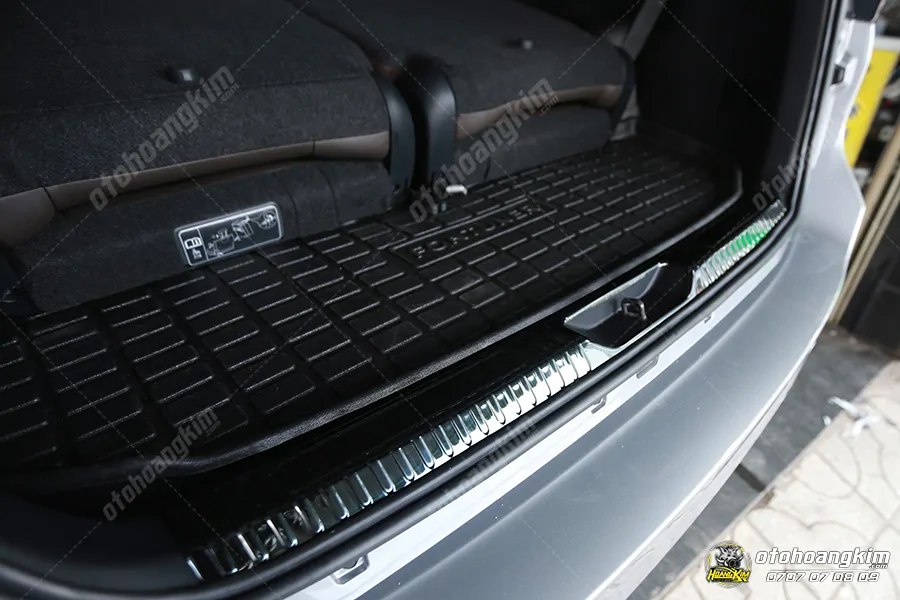 Chống trầy cốp nhựa Toyota Fortuner [2016-2021] titan - Ảnh 4