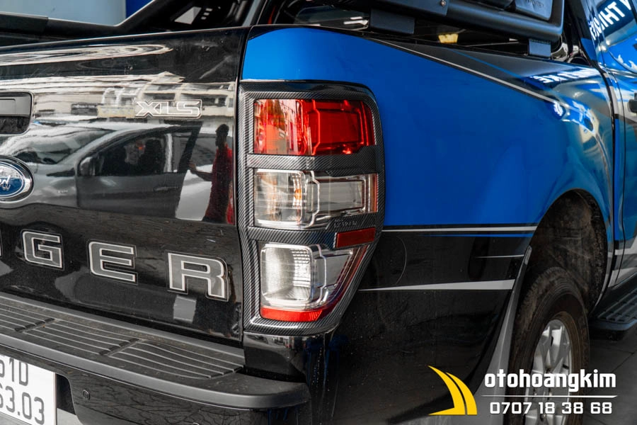 Viền đèn sau Ford Ranger 2017 cacbon - Ảnh 1