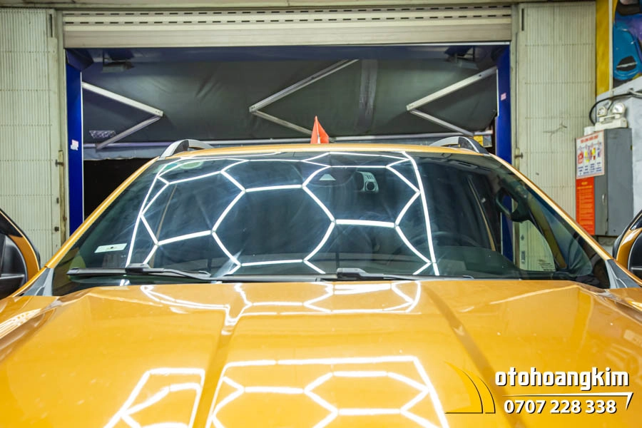 Dán phim cách nhiệt Avery Dennison kính lái - Ảnh 1