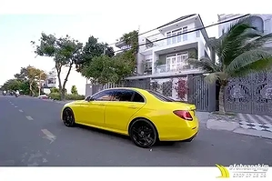 nen-son-hay-dan-decal-doi-mau-cho-xe-o-to