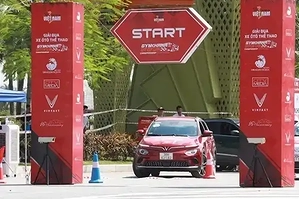 man-dua-nghet-tho-cua-vf-e34-tai-giai-dua-gymkhana-bang-xe-dien-dau