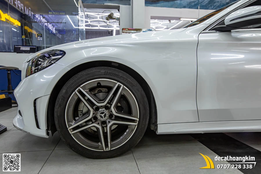 Mercedes C300 dán đổi màu Trắng Ngọc Trai sang trọng - Ảnh 1