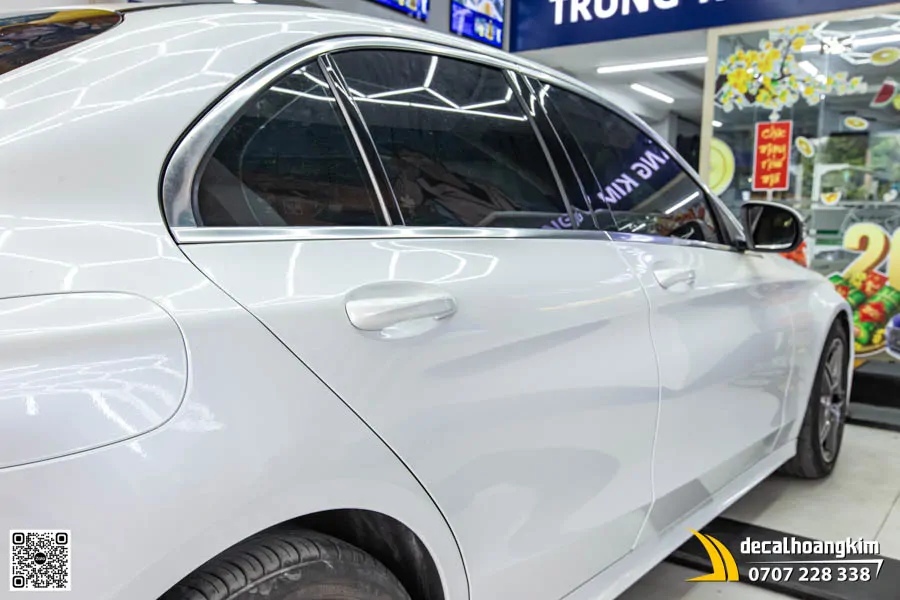 Mercedes C300 dán đổi màu Trắng Ngọc Trai sang trọng - Ảnh 4