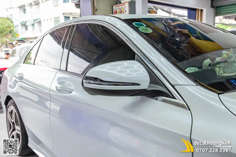Mercedes C300 dán đổi màu Trắng Ngọc Trai sang trọng - Ảnh 3