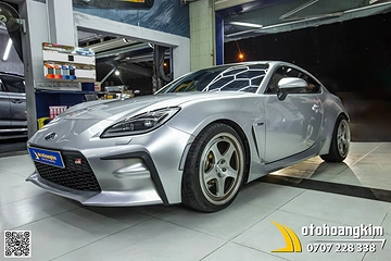 Subaru BRZ dán đổi màu bạc Chrome