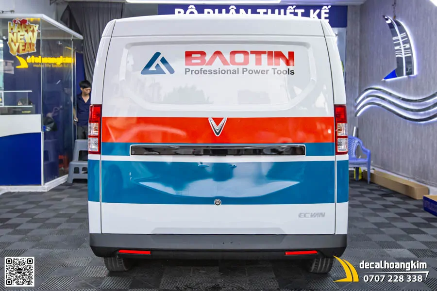 Dán tem quảng cáo VinFast EC Van - Doanh nghiệp Bảo Tín - Ảnh 2