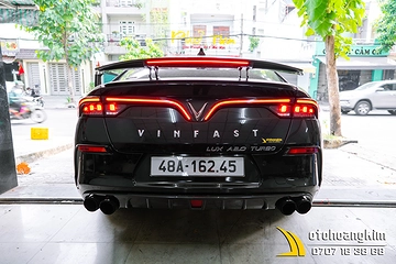 Đuôi Cá Cacbon Có Điện Thông Dụng Vinfast Lux A