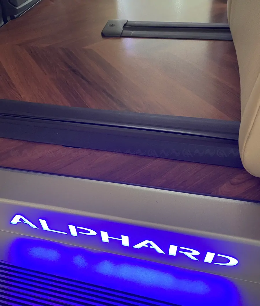  Nẹp bước chân trong Alphard có Led - Sang trọng & thẩm mỹ  - Ảnh 3
