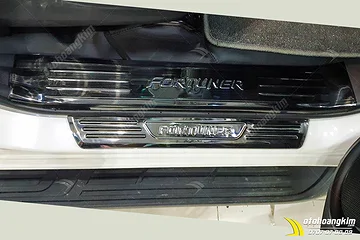 Nẹp Bước Chân Trong Toyota Fortuner Titan
