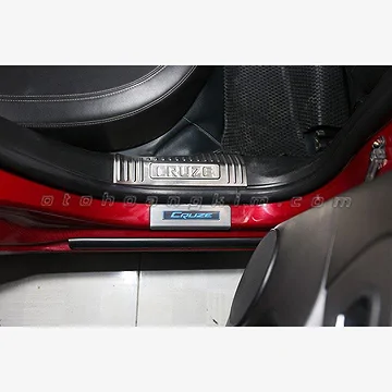 Nẹp bước chân ngoài Chevrolet Cruze có đèn