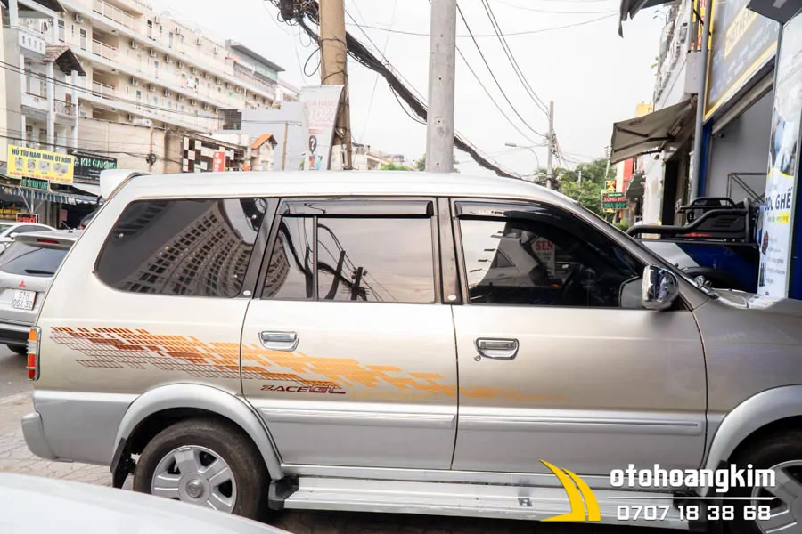 Vè che mưa Toyota Zace đen - Ảnh 1