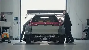 honda-sap-trinh-lang-chiec-xe-dua-crv-hybrid-cong-suat-800-ma-luc
