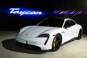 vi-sao-xe-dien-porsche-taycan-giam-gia-700-trieu-dong-tai-viet-nam