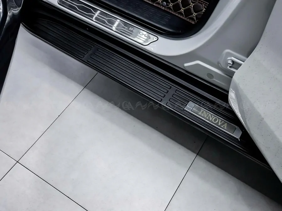 Bậc lên xuống cơ Innova 2023 mẫu đen  - Ảnh 5
