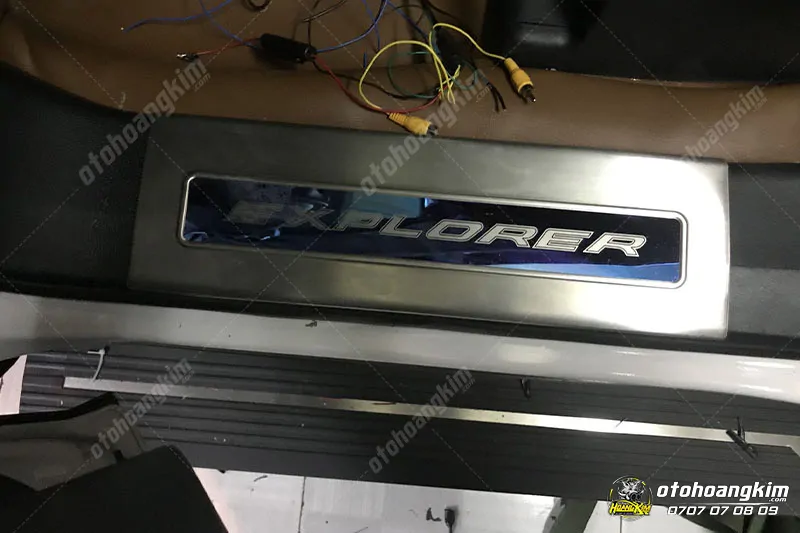 Bệ bước chân tự động Ford Explorer - Ảnh 2