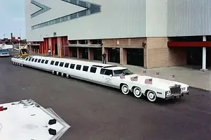 ky-luc-xe-limo-dai-hon-30-met-co-bai-dap-may-bay-san-golf