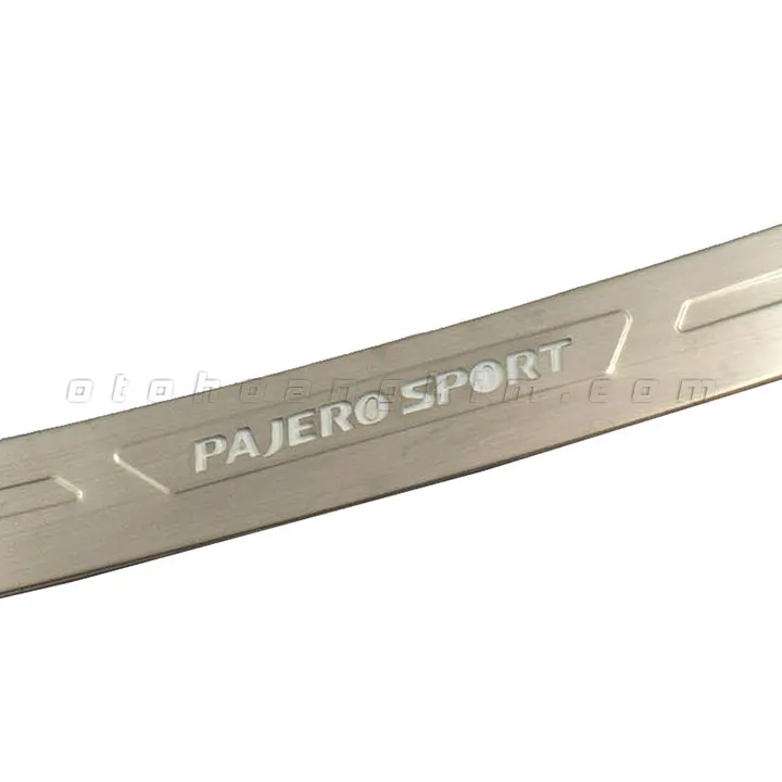 Chống trầy cốp ngoài Mitsubishi Pajero [2016-2020] inox có đèn - Ảnh 2
