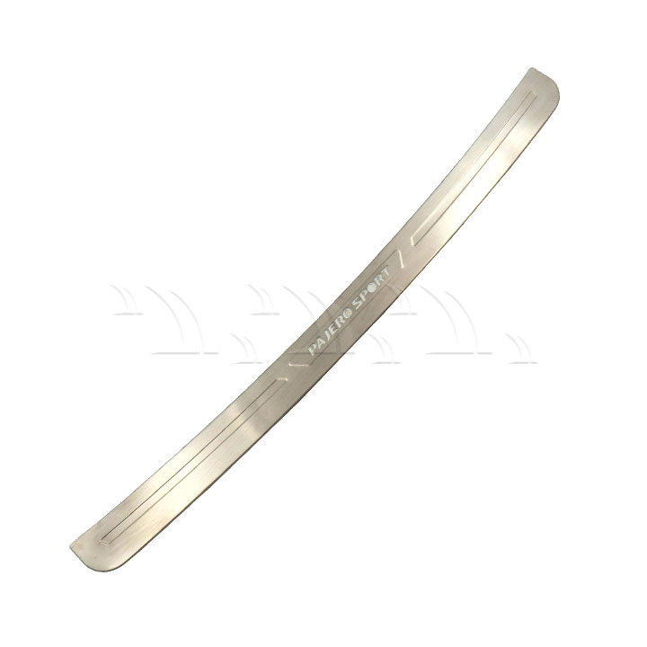 Chống trầy cốp ngoài Mitsubishi Pajero [2016-2020] inox có đèn - Ảnh 1