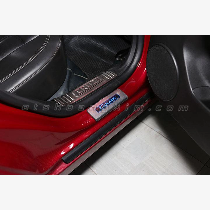 Nẹp bước chân ngoài Chevrolet Cruze có đèn - Ảnh 1