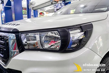 Viền đèn trước Toyota Hilux 2020 đen