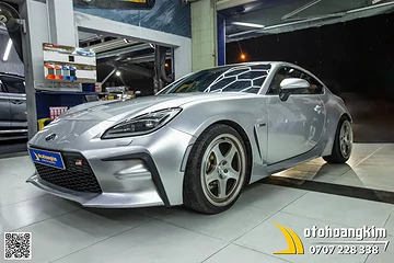 Subaru BRZ dán đổi màu bạc Chrome