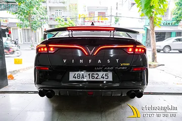 Đuôi Cá Cacbon Có Điện Thông Dụng Vinfast Lux A