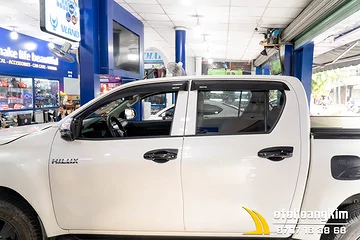 Vè che mưa Toyota Hilux [2016-2020] đen