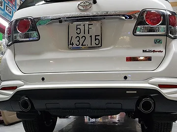 ĐỘ PÔ AKRAPOVIC Toyota Fortuner 2010