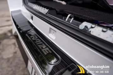 Chống trầy cốp nhựa Toyota Raize 2021 titan