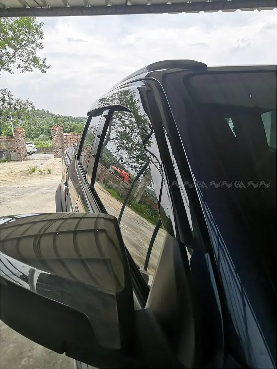Vè che mưa DMax 2022 đen dày - Ảnh 3