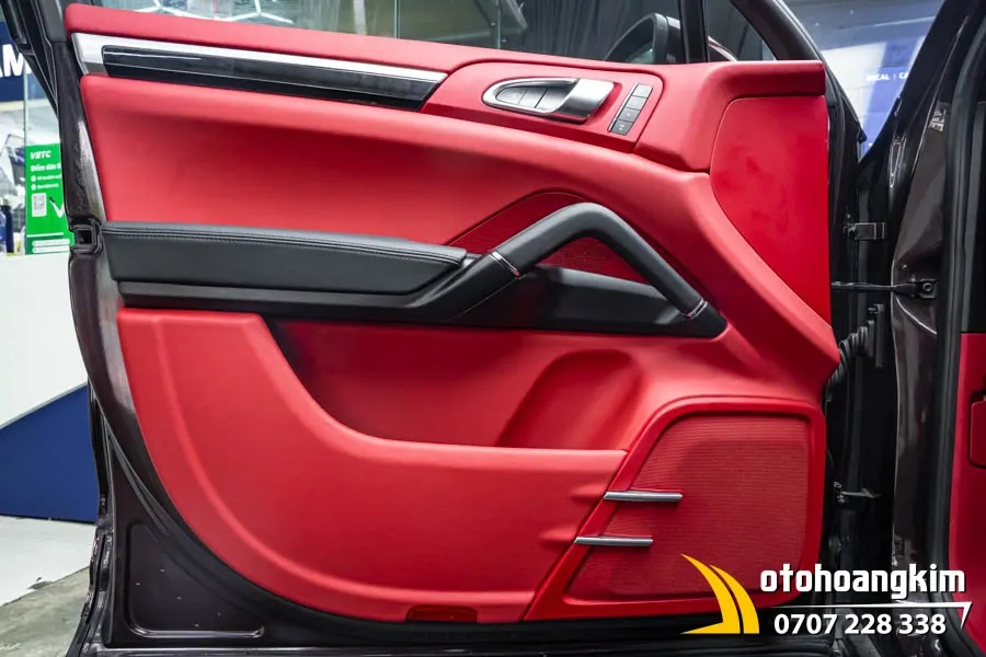 Đổi màu nội thất đỏ rượu vang xe Porsche - Ảnh 2
