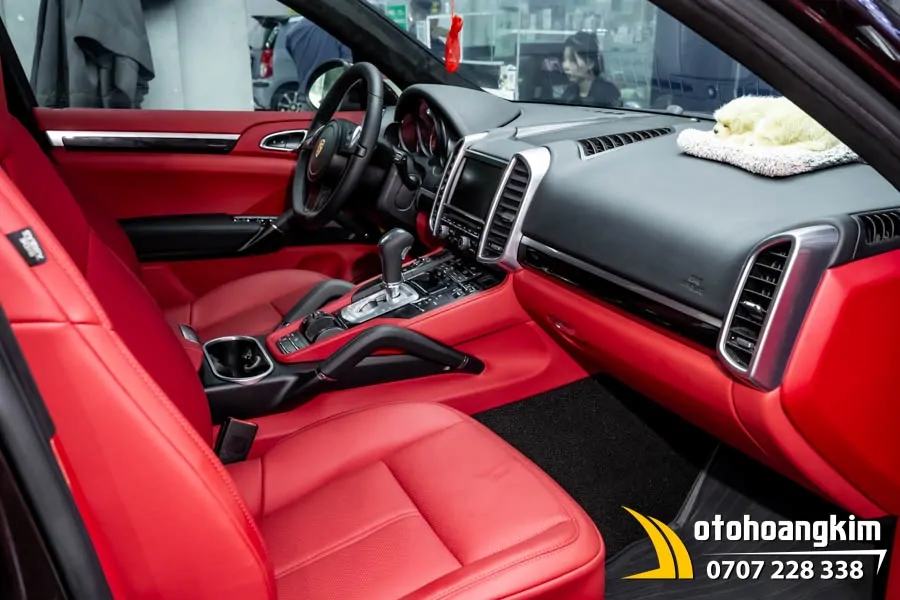 Đổi màu nội thất đỏ rượu vang xe Porsche - Ảnh 5